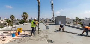 עובדים יוצקים בטון